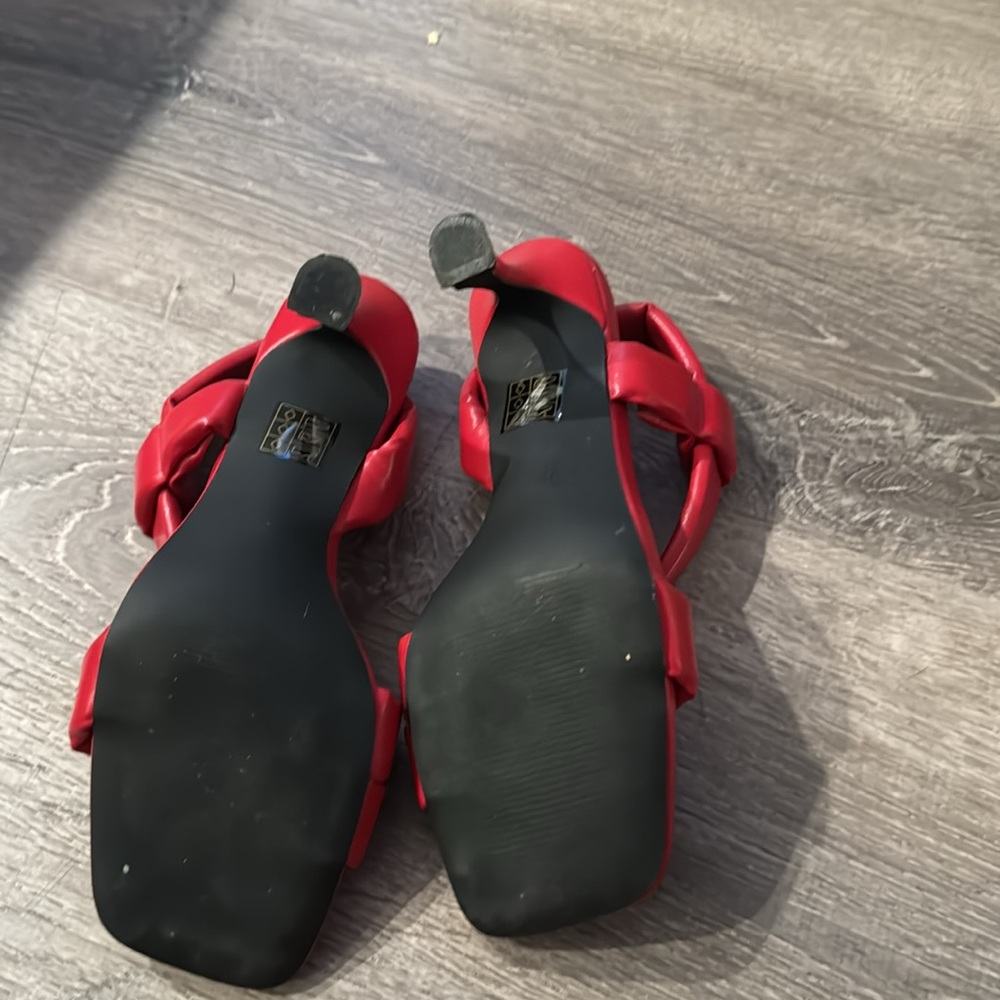 Red heels - Picture 2 of 2